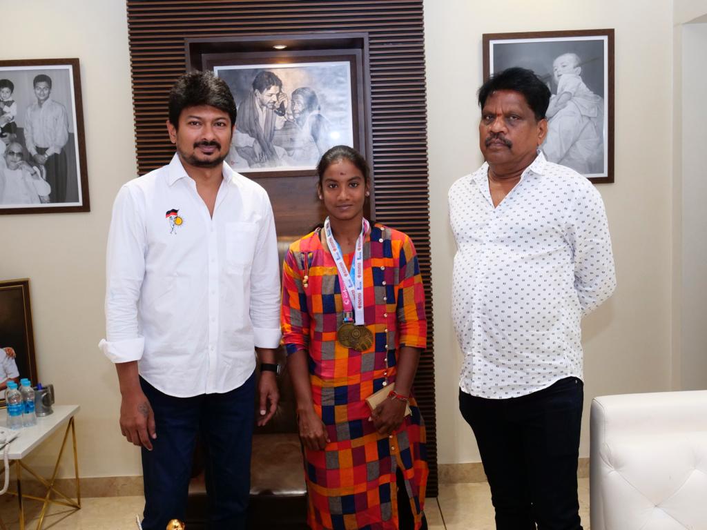 போல் வால்ட் விளையாட்டில், தேசிய சாதனை படைத்திட்ட தஞ்சைப்பெண் ரோசி மீனா,