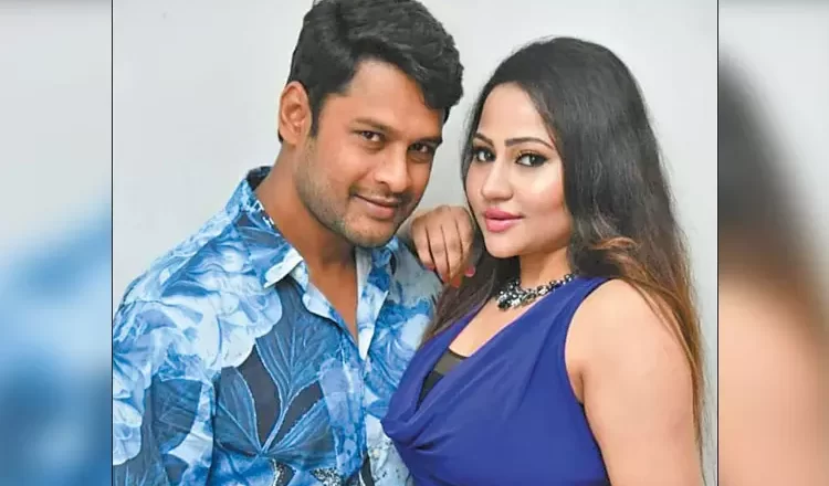 அமைச்சரின் தம்பி என்ற கெத்தோடும், இளைமைத் திமிரோடும் சுற்றித்திரியும் சலீம்