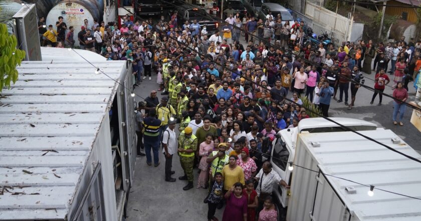 மக்கள் செல்வன்’ விஜய் சேதுபதியுடன் செல்ஃபி அயல்நாட்டு சுற்றுலா பயணிகள் மகிழ்ச் சி
