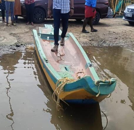 வணக்கம் பெரும் புயல் வெள்ளத்தினால் பள்ளிக்கரணையில் இருக்கும் மக்கள்