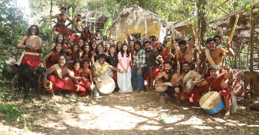 மூன்று காலகட்டங்களில் மூன்று நிலப்பகுதிகளில் நடக்கும்