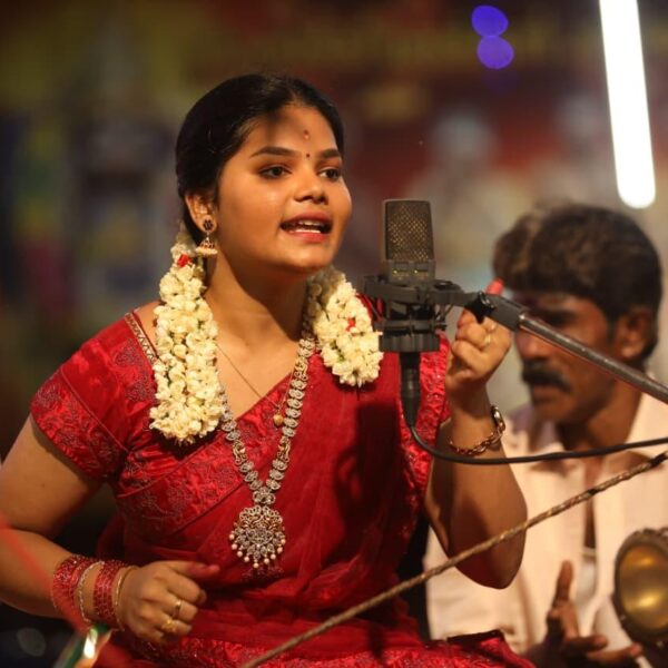 வேட்ட சாமி’ திரைப்படத்தின் மூலம் சினிமாவில் பாடகியாக