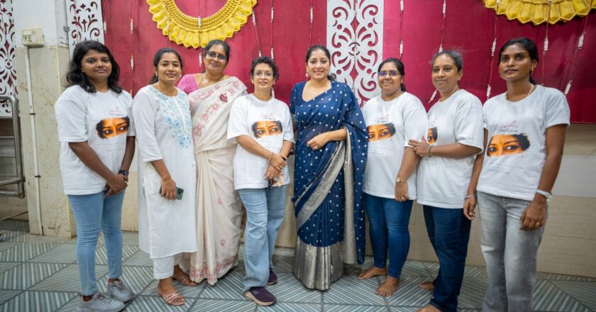 பெண் ஆட்டோ ஓட்டுநர்களுக்கு நலத்திட்ட உதவிகளை வழங்கிய